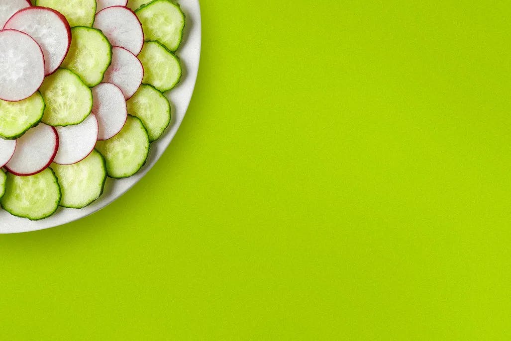 Salate mit Gurke und Radieschen